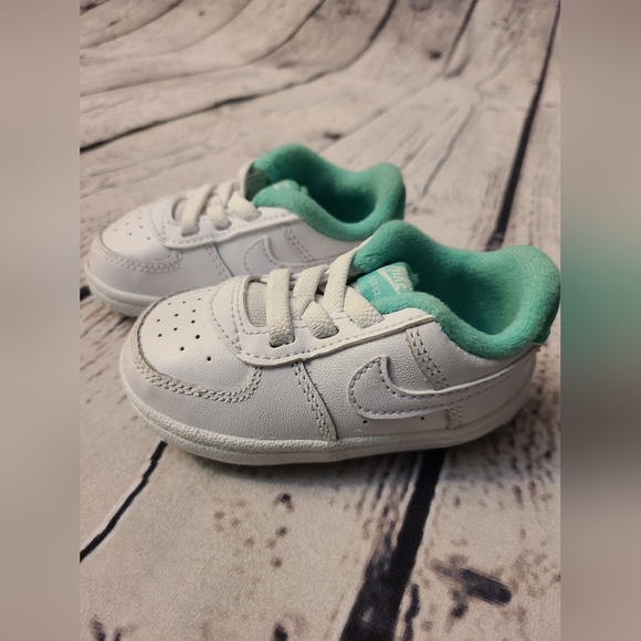 Nike Toddler Force 1 Sneaker - Picture 1 of 6